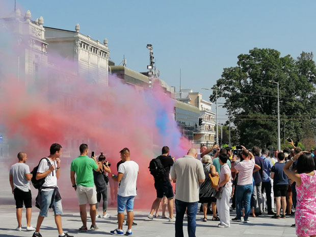 ХАОС НА ТРГУ РЕПУБЛИКЕ: Жестока свађа између присталица СНС и СзС (ФОТО)